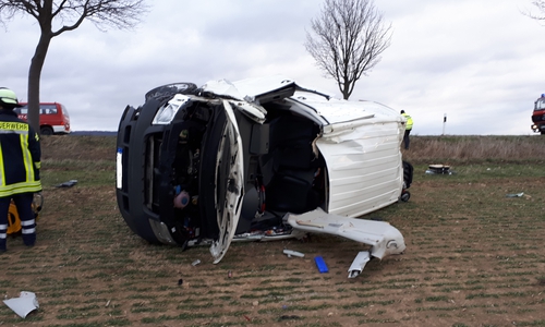 Um die Personen aus dem Fahrzeug zu befreien musste die Feuerwehr das Dach aufschneiden. Fotos: Feuerwehr Schöppenstedt