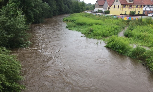 Für die Oker in Schladen gilt mittlerweile Warnstufe 3. Fotos/Videos: Anke Donner