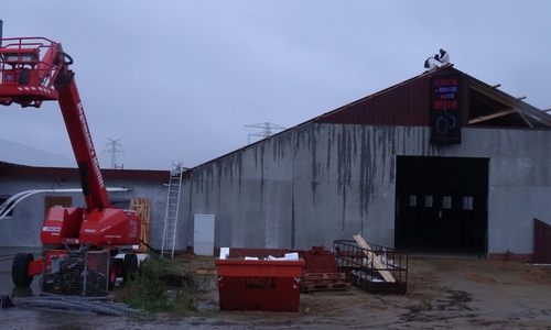 Die Tierschützer haben Plakate auf dem Dach angebracht. Foto: Kampagne gegen Tierfabriken Niedersachsen