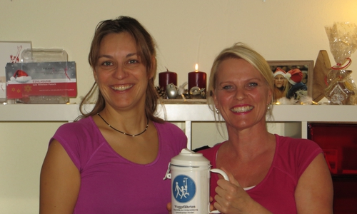Nikolauspunsch mit Wunsch zum Helfen.  Von links: Hendrike Smakalies und Wiebke Illner mit der Spendendose Foto: Privat