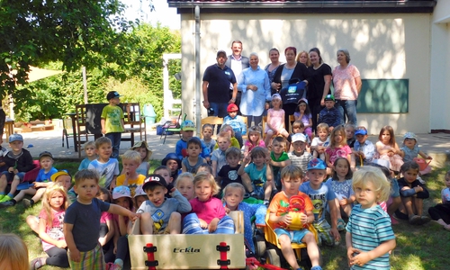 Die Kinder freuen sich über ihre neuen Bollerwagen. Foto: Gemeinde Lehre
