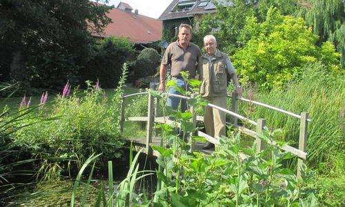 Der Sickter Altsamtgemeindebürgermeister Dieter Lorenz  informiert sich bei  Eckard Weddelmann über die heutige Landwirtschaft. Foto: Lorenz 

