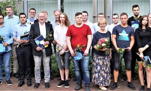 Die erfolgreichen Absolventinnen und Absolventen des Kvhs-Kurses „Realschulabschluss durch Abendunterricht“ nebst der Dozentinnen und Dozenten. Foto: Kvhs Goslar