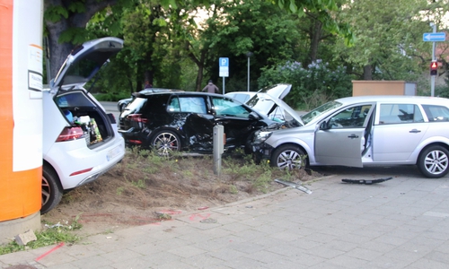 Drei Autos waren an dem Unfall beteiligt. Fotos: Rudolf Karliczek