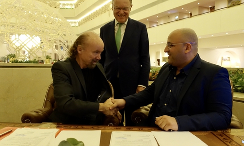 Firmengründer Udo Borgmann bei der Unterzeichnung eines neuen Kooperationsvertrages, der in den nächsten Jahren 10 bis 20 Millionen Euro Umsatz bringen soll. Neben ihm sitzt der katarische Partner, M.Bara Sami, General-Manager von Mekdam Technologies. Hinter den beiden freut sich der niedersächsische Ministerpräsident Stephan Weil über die neue Kooperation. Fotos: Landesregierung/Firma Pan Acoustics
