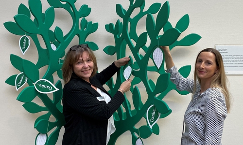 Weihten den neuen Danke-Baum offiziell ein: Harzkliniken-Geschäftsführerin Adelheid May (li.) und Katrin Tschinke, Tischlerin bei der Lebenshilfe Goslar. Foto: Asklepios
