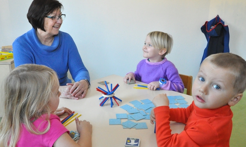 Erika Fabiunke spielt im Lebenshilfe-Kindergarten mit (von links) Jana, Julie und Jeremy. Foto: Lebenshilfe