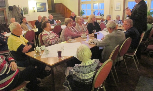 Aktuelle Informationen brachte Frank Oesterhelweg  (stehend) den interessierten CDU Senioren. Foto: Privat