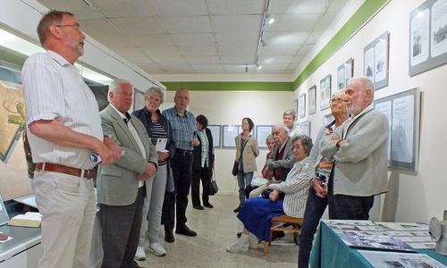 Heinrich Lohrengel (l.) ließ die Geschichte um das Kunstversteck lebendig werden. Fotos: ADAC Ortsclub Helmstedt
