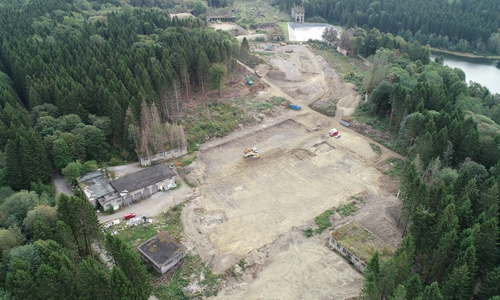 Rege Bautätigkeit auf dem Gelände ehemaligen Rüstungsfabrik „Werk Tanne“ bei Clausthal-Zellerfeld. Zahlreiche Gebäude wurden in den vergangenen Wochen abgerissen. Nun folgen die Sanierungsmaßnahmen begonnen. Foto: Landkreis Goslar