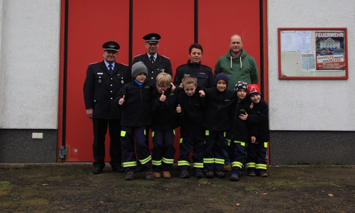 Gemeindebrandmeister Detlef Hoyer, Ortsbrandmeister Andreas Bühren, Kinderfeuerwehrwartin Ines Schneider und Ingo Geisler und die KF Apelnstedt (v. li.). Text und Foto: S. Zacharias