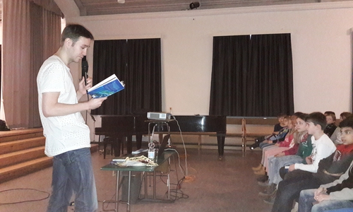 Matthias von Bornstädt liest aus seiner Buchreihe „Labyrinth der Geheimnisse“ für die Kinder der Grundschule Goetheschule. Foto: Grundschule Goetheschule