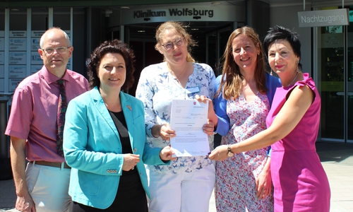Wilken Köster (Klinikumsdirektor), Carola Reimann (Niedersächsische Ministerin für Soziales, Gesundheit und Gleichstellung), Dr. Nele Howold (Oberärztin in der Klinik für Kinder- und Jugendmedizin), Monika Müller (Klinikumsdezernentin), Immacolata Glosemeyer (Landtagsabgeordnete). Foto: Klinikum Wolfsburg
