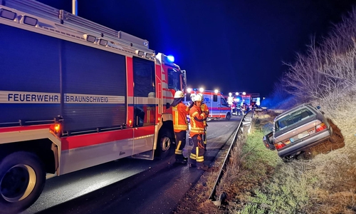 Der Wagen kam neben der Autobahn zum Stehen. Fotos: Aktuell24(KR)