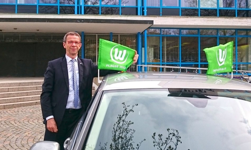 Wolfsburgs Oberbürgermeister Klaus Mohrs beteiligt sich gerne an der Aktion. Foto: VfL Wolfsburg