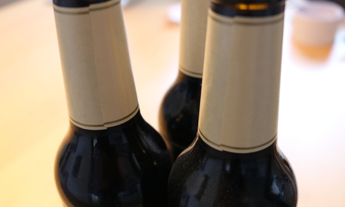 Unbekannte Täter klauten 14 Flaschen Bier. Symbolbild: Robert Braumann