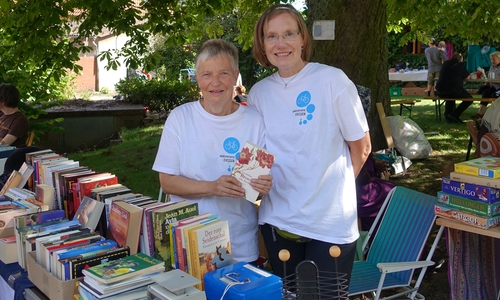 Christiane Wagner-Judith und Irene Mutke beim Flohmarkt unter der Kastanie. Foto: Privat