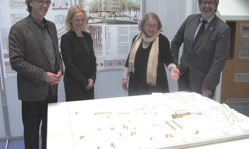 Professor Andreas Uffelmann, Silke Lässig (Geschäftsbereich Stadtplanung), Renate Müller-Steinweg und Volker Küch (Vizepräsident Ostfalia). Foto: Stadt Wolfsburg 