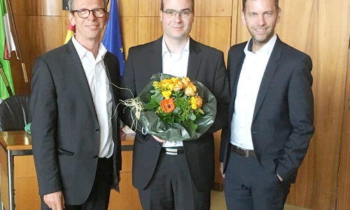 Bei der Amtseinführung. Von links: Oberbürgermeister Klaus Mohrs, Jens Krause und Dennis Weilmann. Foto: Stadt Wolfsburg
