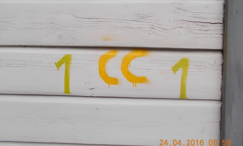 In Clausthal-Zellerfeld wurden insgesamt 60 "Farbschmierereien" festgestellt. In fast allen Fällen wurden Buchstaben in Kombination mit Zahlen an Gebäuden angebracht. Fotos: Polizei