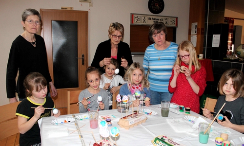 Schöne Ostergeschenke bastelten Kinder aus mehreren Orten im Roklumer Sportheim. Foto: Bernd-Uwe Meyer