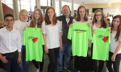Hassan, Nick, Svenja, Marie, Kia, Larissa und Neele nahmen am Donnerstagabend die Trikots für ihre Spendenfahrt von Bernd Höpner in Empfang. Foto: Anke Donner