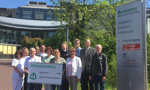 Freuten sich gemeinsam über die Aktion "Herzensangelegenheit“: Vertreter  der  Institutionen und Vereine sowie Mitarbeiter der Schildautal-Kliniken, die sie vorgeschlagen hatten. Foto: Asklepios Kliniken Schildautal