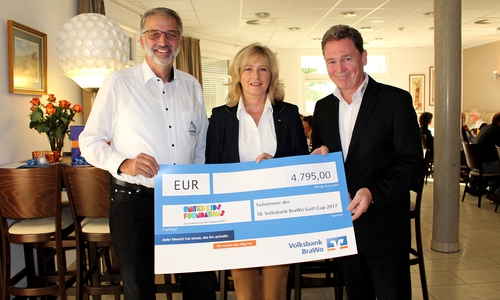 Norbert Preine (Präsident Golfclub Wolfsburg), Claudia Kayser (Leiterin der Direktion Wolfsburg der Volksbank BraWo und Botschafterin von United Kids Foundations) und Thomas Fast (Vorstandsmitglied der Volksbank BraWo Stiftung) freuten sich über die Spendensumme, die dem Kindernetzwerk United Kids Foundations zugute kommt. Foto: Volksbank BraWo