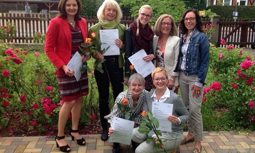 Die Kursleiterinnen Antje Heinrich (hintere Reihe von
rechts) und Anita Sieber-Wolters mit den Teilnehmern des vorigen
Lehrgangs: Franziska Sy, Karin Gerlach-Kolm, Katrin Wacht sowie
Christine Jahn (vordere Reihe von links) und Jenny Trojer-Bannenberg.
Foto: privat