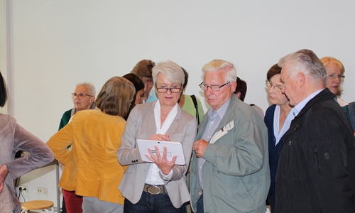Landrätin Christiana Steinbrügge probiert einen der Tablet PC's aus, die in der Schulung zur Verfügung stehen werden. Foto: Archiv
