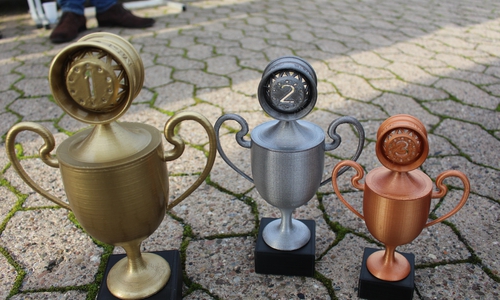  3D gedruckte Pokale für die Gewinner der Rennen.