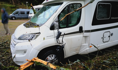In Altenau kippte ein Baum auf ein Wohnmobil und riss das darin schlafende Ehepaar unsanft aus dem Schlaf. Foto: Polizei