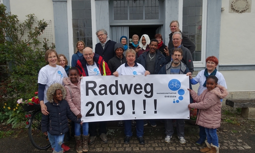 Alle Anwesenden hoffen, dass die Zusage für den Bau des Radwegs verbindlich ist und diese drei Ausrufezeichen nicht durch Fragezeichen ersetzt werden müssen. Foto: Radweginitiative Evessen