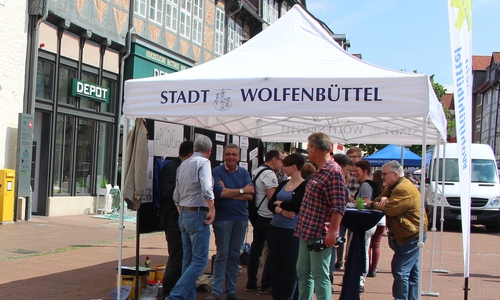 Die Stadt Wolfenbüttel informiert in der Fußgängerzone. Symbolfoto: Nick Wenkel/Archiv