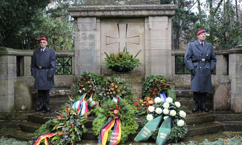 Niederlegung der Kränze auf dem Hauptfriedhof. Foto: Max Förster
