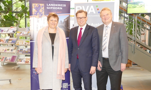 Landrat Dr. Andreas Ebel eröffnete gemeinsam mit Kristin Panse (Geschäftsführerin RVA) die Wanderausstellung im Kreishaus II; rechts im Bild: Kreisrat Rolf Amelsberg. Foto: Landkreis Gifhorn