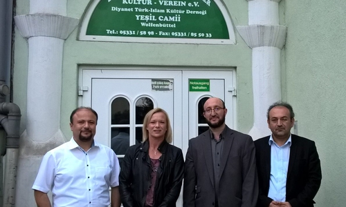 Von links: Musa Irilci, Dunja Kreiser, Religionslehrer Mehmet Simsek und Abdulvahap User.
Foto: Privat