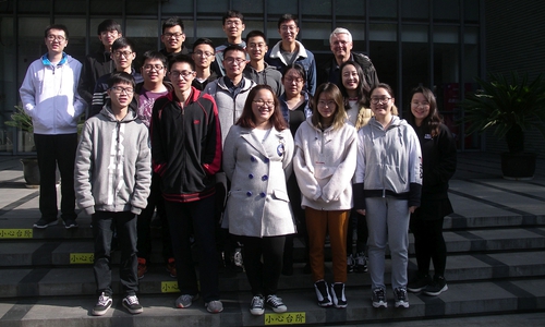 Prof. Dr. Benno Lendt (rechts oben) mit chinesischen Studierenden in Shanghai. Foto: Ostfalia