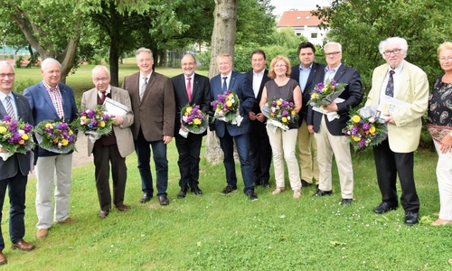 Die geehrten CDU-Jubilare gemeinsam mit dem Kreisvorsitzenden Frank Oesterhelweg und Uwe Lagosky (MdB) sowie den stellvertretenden Vorsitzenden. Foto: Meißler