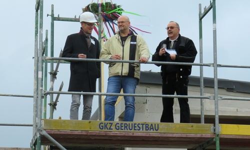 Ganz oben konnte der Kranz angebracht werden. Foto: Gemeinde Lehre