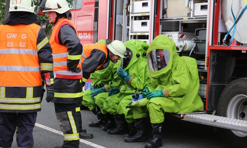 Spezialkräfte planen das Vorgehen mit dem Gefahrenstoff. Deutliche Ansage: "Das ist keine Übung!" Foto: Werner Heise