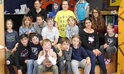 Die Kinder vor der entstandenen Ausstellung. Fotos: Stadt Wolfenbüttel