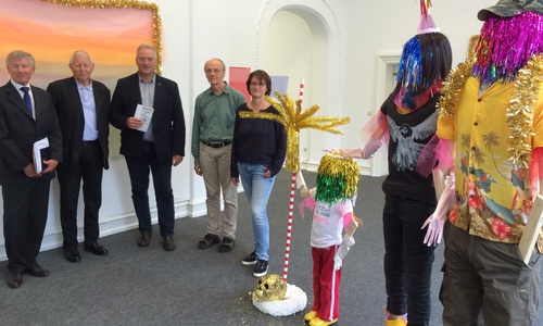 Prof. Dr. Christoph Helm, Günther Langer, Frank Oesterhelweg, Dr. Ulrich Thiele und Dr. Elisabeth Vorderwülbecke in der aktuellen Ausstellung „Remember the Promise“ (v. li.). Foto: privat