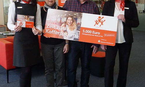 Heide und Wolfgang Gehrmann freuen sich über einen Reisegutschein über 5.000 Euro, den ihnen heute Jennifer König, stv. Filialleiterin, (l.) und die Kundenberaterin Nicole Rinkel in der Landessparkassen-Filiale in Wolfenbüttel am Holzmarkt überreichten. Foto: BLSK 