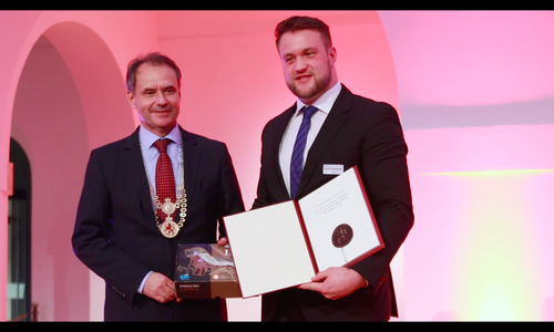 André Breitbarth bekam von Laudator Ulrich Markurth die Sportlermedaille der Stadt verliehen. Foto: Frank Vollmer/ Jens Bartels