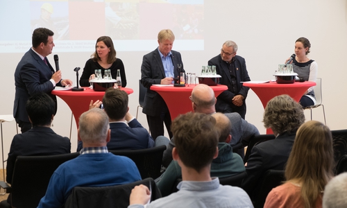 SPD-Bundestagsabgeordneter Hubertus Heil, Dr. Stefanie Janczyk vom IG Metall-Vorstand in Frankfurt, DGB-Vorsitzender Reiner Hoffmann, Erster Bevollmächtigte der Wolfsburger IG Metall Hartwig Erb und Inga Wolfram, Politische Sekretärin der IG Metall Wolfsburg, diskutierten über die  Zukunft der Arbeit. Foto: Roland Hermstein