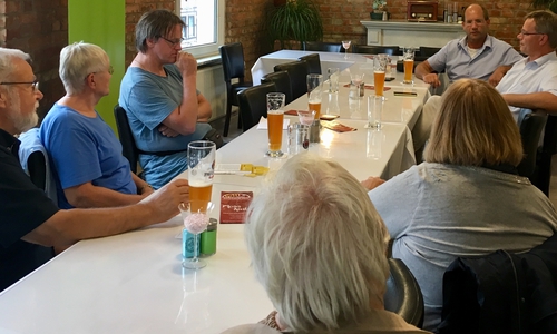 Michael Waßmann (hinten) auf der GRÜNEN Info-Veranstaltung. Foto: Bündnis 90/Die Grünen