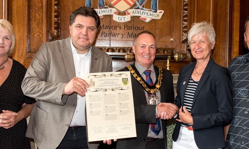 Die neue Vereinbarung wurde unterzeichnet. Internationale Jugendbegegnungen sollen gefördert werden. Foto: Landkreis Wolfenbüttel