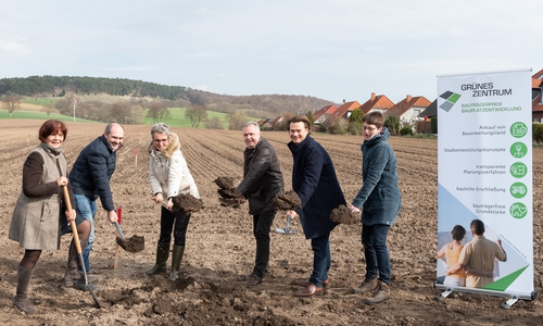 Von links: Samtgemeinde Bürgermeisterin Regina Bollmeier, Sven Volkers (Landkreis Wolfenbüttel), Dr.-Ing. Sonja Machledt-Michael (Ostfalia Hochschule), Gemeinde Bürgermeister Guido Bartschat, Geschäftsführer Dr. Tim Ebert und Dr. Ursula Pulte (Grünes Zentrum Wolfenbüttel). Foto: Tanja Bischoff