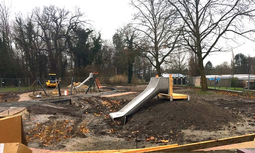 Auf dem Spielplatz Wallstraße geht es voran. Die ersten Rutschen stehen bereits. Fotos: Marian Hackert